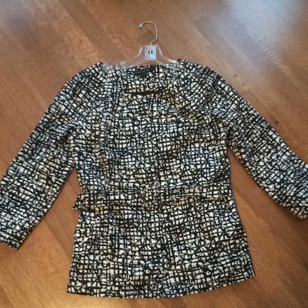 Tasteful 3/4 sleeved lined jacket with belt